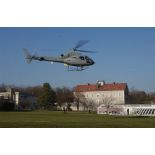 Arrivée d'un Fennec de l'armée de l'Air au-dessus de l'ECPAD.