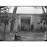 Montpellier. Centre neurologique de la 16e Région. Mutilés sortant des ateliers. [légende d'origine]