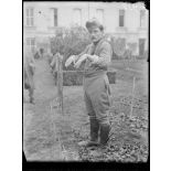 Montpellier. Centre neurologique de la 16e Région. Malade atteint de paralysie radiale. [légende d'origine]