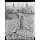 Montpellier. Centre neurologique de la 16e Région. Malade atteint de paralysie radiale. [légende d'origine]