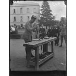 Montpellier. Centre neurologique de la 16e Région. Malade travaillant à l'établi. [légende d'origine]