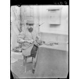 Montpellier. Centre neurologique de la 16e Région. Cordonnier au travail. [légende d'origine]