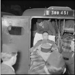 Rapatriement en France du capitaine Cabiro du 1er BEP, blessé à Diên Biên Phu.