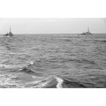 En vue de la destruction de mines, une patrouille de dragueurs de mines (Minensuchboot) de la Kriegsmarine.