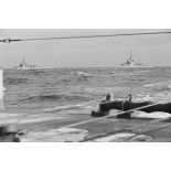 En vue de la destruction de mines, une patrouille de dragueurs de mines (Minensuchboot) de la Kriegsmarine.