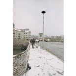 Patrouille à pied de casques bleus du bataillon d'infanterie (BATINF) 4, armé par les militaires du 3e régiment parachutiste d'infanterie de marine (3e RPIMa), appuyés par un VBL ONU, sur le pont de Vrbanja à Sarejevo.