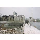 Patrouille à pied de casques bleus du bataillon d'infanterie (BATINF) 4, armé par les militaires du 3e régiment parachutiste d'infanterie de marine (3e RPIMa), appuyés par un VBL ONU, sur le pont de Vrbanja à Sarejevo.