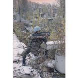 Portrait d'un casque bleu du bataillon d'infanterie (BATINF) 4, armé par les militaires du 3e régiment parachutiste d'infanterie de marine (3e RPIMa), en patrouille à pied aux abords du poste de contrôle sur le pont de Vrbanja à Sarejevo.