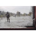 Poste de contrôle du pont de Vrbanja à Sarejevo tenu par les casques bleus du bataillon d'infanterie (BATINF) 4, armé par les militaires du 3e régiment parachutiste d'infanterie de marine (3e RPIMa), qui surveillent les environs, appuyés par un VBL ONU.