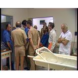 Visite d'une délégation scientifique étrangère à Moruroa. Contrôle aérien de l'aéroport. Hôpital du SMSR et chaîne de décontamination.