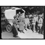 Breuil-le-Sec. (Oise). Foyer du soldat, oeuvre de Miss Hackett. La bibliothèque automobile. [légende d'origine]