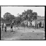 Breuil-le-Sec. (Oise). Foyer du soldat, oeuvre de Miss Hackett. La gymnastique et l'escrime [légende d'origine]