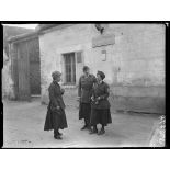 Breuil-le-Sec. (Oise). Foyer du soldat, oeuvre de Miss Hackett. Miss Hackett et dames anglaises de l'oeuvre. [légende d'origine]