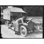 Château de Fayel. Sction sanitaire anglaise. Comité Hackett-Lowther. Une conductrice préparant sa voiture. [légende d'origine]