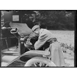 Château de Fayel. Section sanitaire anglaise. Comité Hackett-Lowther. La mascotte d'une conductrice. [légende d'origine]