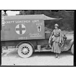 Château de Fayel. Section sanitaire anglaise. Comité Hackett-Lowther. Une conductrice et son auto décorées de la croix de Guerre. [légende d'origine]