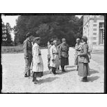 Château de Fayel. Section sanitaire anglaise. Comité Hackett-Lowther. Les conductrices viennent aux ordres. [légende d'origine]