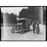Château de Fayel. Section sanitaire anglaise. Comité Hackett-Lowther. Une ambulance. [légende d'origine]
