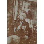 Commandant Orsel roulant sa cigarette à bord. [légende d'origine]