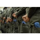 Gros plan sur les mains dans le dos des soldats du 1er régiment d'infanterie de marine (1er RIMa) lors de la prise d'armes à la caserne d'Angoulême avant le départ pour la FORPRONU en Bosnie.