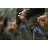 Gros plan sur les mains dans le dos et le béret bleu d'un soldat du 1er régiment d'infanterie de marine (1er RIMa) lors de la prise d'armes à la caserne d'Angoulême avant le départ pour la FORPRONU en Bosnie.