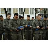 Hommes du 1er régiment d'infanterie de marine (1er RIMa) changeant de béret lors de la prise d'armes à Angoulême avant le départ pour rejoindre la FORPRONU en Bosnie.