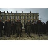 Hommes du 1er régiment d'infanterie de marine (1er RIMa) échangeant leur béret pour celui de l'ONU lors de la prise d'armes à Angoulême avant le départ pour rejoindre la FORPRONU en Bosnie.