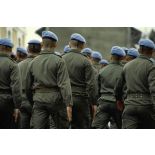 Vue de dos sur des casques bleus du 1er régiment d'infanterie de marine (1er RIMa) défilant lors de la prise d'armes à Angoulême avant le départ pour rejoindre la FORPRONU en Bosnie.