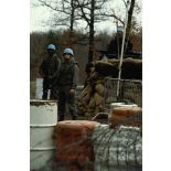 Casques bleus du 1er régiment d'infanterie de marine (1er RIMa) s'exerçant derrière les fortifications d'un point de contrôle routier reconstitué à Angoulême avant le départ pour la Bosnie.