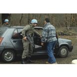 Exercice de contrôle de véhicule civil pour les casques bleus du 1er régiment d'infanterie de marine (1er RIMa) à la caserne d'Angoulême avant le départ pour la FORPRONU en Bosnie.