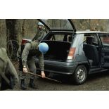 Casque bleu du 1er régiment d'infanterie de marine (1er RIMa) s'exerçant à vérifier le dessous de caisse d'un véhicule civil à d'Angoulême avant le départ pour la FORPRONU en Bosnie.