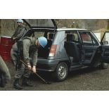 Casque bleu du 1er régiment d'infanterie de marine (1er RIMa) s'exerçant à vérifier le dessous de caisse d'un véhicule civil avec un miroir à d'Angoulême avant le départ pour la FORPRONU en Bosnie.