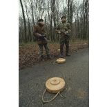 Faux militaires bosniaques armés près de mines antichar lors d'un exercice de passage de point de contrôle du 1er régiment d'infanterie de marine (1er RIMa) à Angoulême avant de rejoindre la FORPRONU en Bosnie.