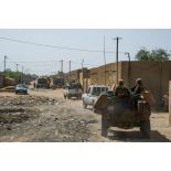 Montés à bord d'un VBL, les soldats de la compagnie Azur appuient les gendarmes maliens, lors d'une patrouille mixte dans les rues de Gao.