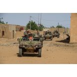 Montés à bord d'un VBL, les soldats de la compagnie Azur appuient les gendarmes maliens, lors d'une patrouille mixte dans les rues de Gao.