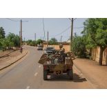 Montés à bord d'un VBL, les soldats de la compagnie Azur appuient les gendarmes maliens, lors d'une patrouille mixte dans les rues de Gao.