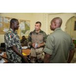 Le lieutenant-colonel Courtot de la brigade franco-allemande, agissant comme détaché de liaison de la force Barkhane, s'entretient avec des officiers supérieurs des FAMa (forces armées maliennes) lors d'une réunion de coopération d'actions communes au sein de la caserne de Gao.