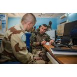 Le lieutenant-colonel Courtot de la brigade franco-allemande, agissant comme détaché de liaison de la force Barkhane, s'entretient avec un capitaine français des casques bleus de la MINUSMA (mission multidimensionnelle des Nations Unies pour la stabilisation au Mali), lors d'une réunion de coopération d'actions communes au sein des quartiers de l'ONU de la caserne de Gao.