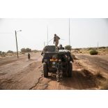 Montés à bord d'un VAB, des soldats escortent la délégation du général de brigade François de Lapresle, représentant militaire de la force Barkhane au Mali, lors de sa visite à Gao.