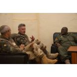 Le général de brigade François de Lapresle, représentant militaire de la force Barkhane au Mali, s'entretient avec le colonel Maiba des FAMa (forces armées maliennes), en compagnie du colonel Jean-Michel Luccitti, représentant du commandant de la force à Gao, lors de sa visite au sein de la caserne malienne.