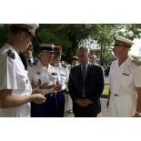 Le ministre des Outre-mer Victorin Lurel s'entretient avec le général Bernard Metz en compagnie du colonel Didier Laumont et du préfet Denis Labbé à Cayenne, en Guyane française.