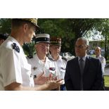 Le ministre des Outre-mer Victorin Lurel s'entretient avec le général Bernard Metz en compagnie du colonel Didier Laumont et du général Serge Caillet à Cayenne, en Guyane française.