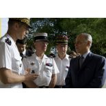 Le ministre des Outre-mer Victorin Lurel s'entretient avec le général Bernard Metz en compagnie du colonel Didier Laumont et du général Serge Caillet à Cayenne, en Guyane française.