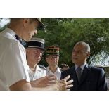 Le ministre des Outre-mer Victorin Lurel s'entretient avec le général Bernard Metz en compagnie du colonel Didier Laumont et du général Serge Caillet à Cayenne, en Guyane française.
