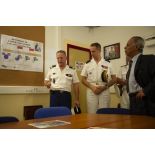 Le colonel Didier Laumont présente le dispositif Harpie au ministre des Outre-mer Victorin Lurel à la caserne du groupement de gendarmerie de Cayenne, en Guyane française.