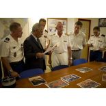 Le colonel Didier Laumont présente des clichés de sites d'orpaillage au ministre des Outre-mer Victorin Lurel à la caserne du groupement de gendarmerie de Cayenne, en Guyane française.