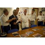 Le colonel Didier Laumont présente des clichés de sites d'orpaillage au ministre des Outre-mer Victorin Lurel à la caserne du groupement de gendarmerie de Cayenne, en Guyane française.