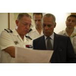 Le colonel Didier Laumont présente le dispositif Harpie au ministre des Outre-mer Victorin Lurel à la caserne du groupement de gendarmerie de Cayenne, en Guyane française.