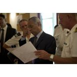 Le ministre des Outre-mer Victorin Lurel consulte des clichés de sites d'orpaillage aux côtés du préfet Denis Labbé à la caserne du groupement de gendarmerie de Cayenne, en Guyane française.