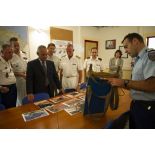 Un commandant de gendarmerie présente du matériel d'orpaillage au ministre des Outre-mer Victorin Lurel à la caserne du groupement de gendarmerie de Cayenne, en Guyane française.